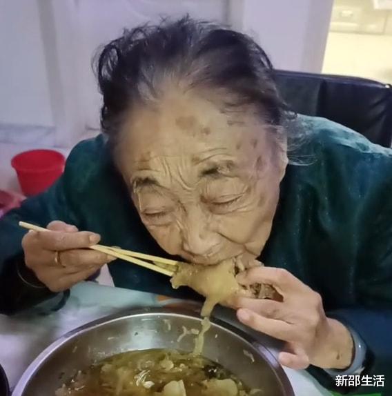 李玉成|85岁马玉琴被当“摇钱树”,为流量让其啃鸡腿,网友:能咬动吗?