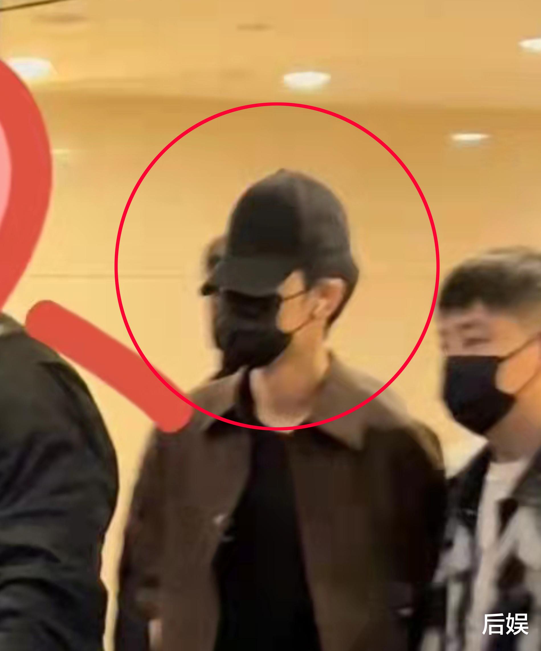 赵露思|肖战转场海南戏份，戴着鸭舌帽和口罩现身，依然挡不住帅气