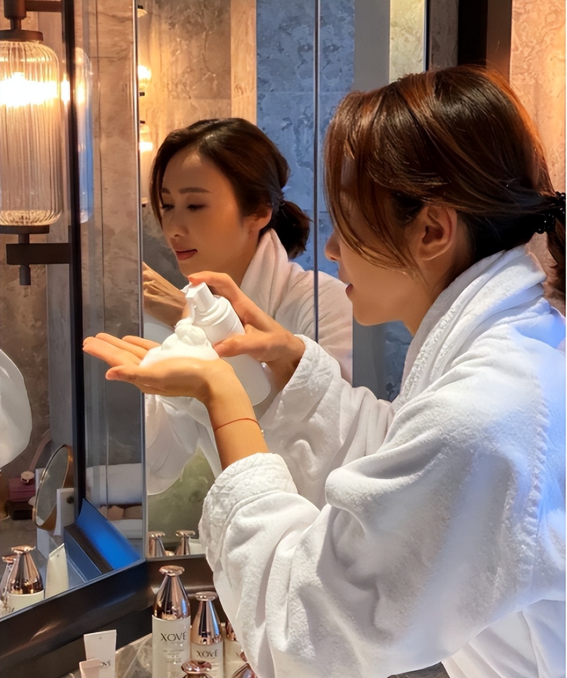 黎姿|50岁黎姿晒阔太生活，穿浴袍洗漱显精致，被残疾富豪老公宠成少女