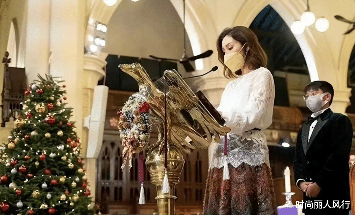 李嘉欣|52岁李嘉欣全家参加名流聚会！儿子穿西装比爸帅，把妈妈宠成公主