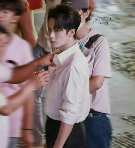 檀健次|《很想很想你》氛围感路透！周也气质出挑，檀健次侧颜梦回沈翊！