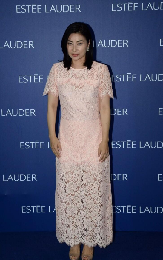 郭晶晶|李湘穿镂空裙同框郭晶晶，身材丰满但气势足，看着更像是阔太