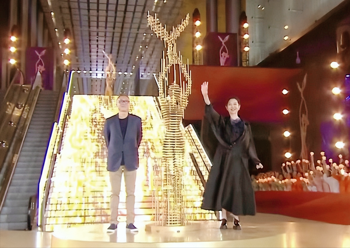 金鹰节|金鹰节开幕式现场:朱迅脸僵,孙怡美爆全场,沈梦辰长腿又直又白