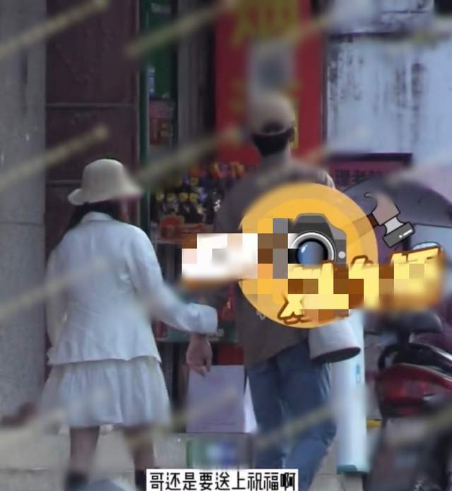 何泓姗|34岁女星疑恋情曝光！素颜与小9岁男星旅游，牵手搂抱回酒店太甜