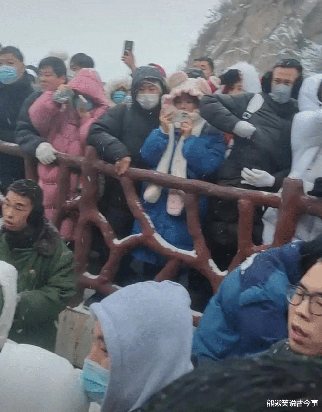 |元旦报复性旅游，老君山上人满为患，大雪封山下不来，为哪般？
