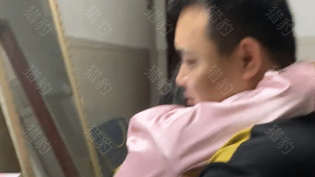 深圳一家三口隔离，丈夫天天抱着妻子办公，女儿：真想离家出走