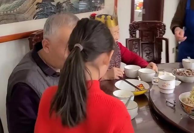 刘和刚|刘和刚携妻女与兄弟姐妹为母贺寿,一家8口其乐融融画面温馨