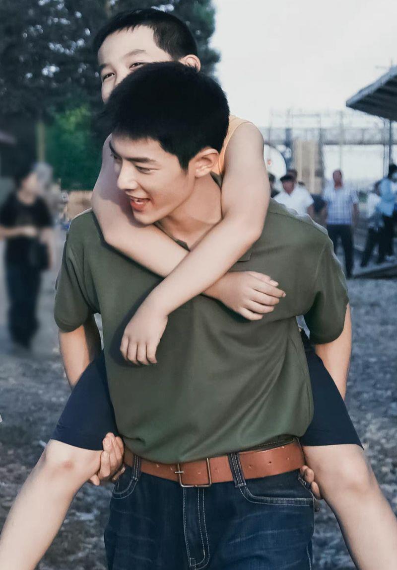 肖战|小演员公开肖战《王牌部队》片场暖心互动！评论区关注点大歪楼！