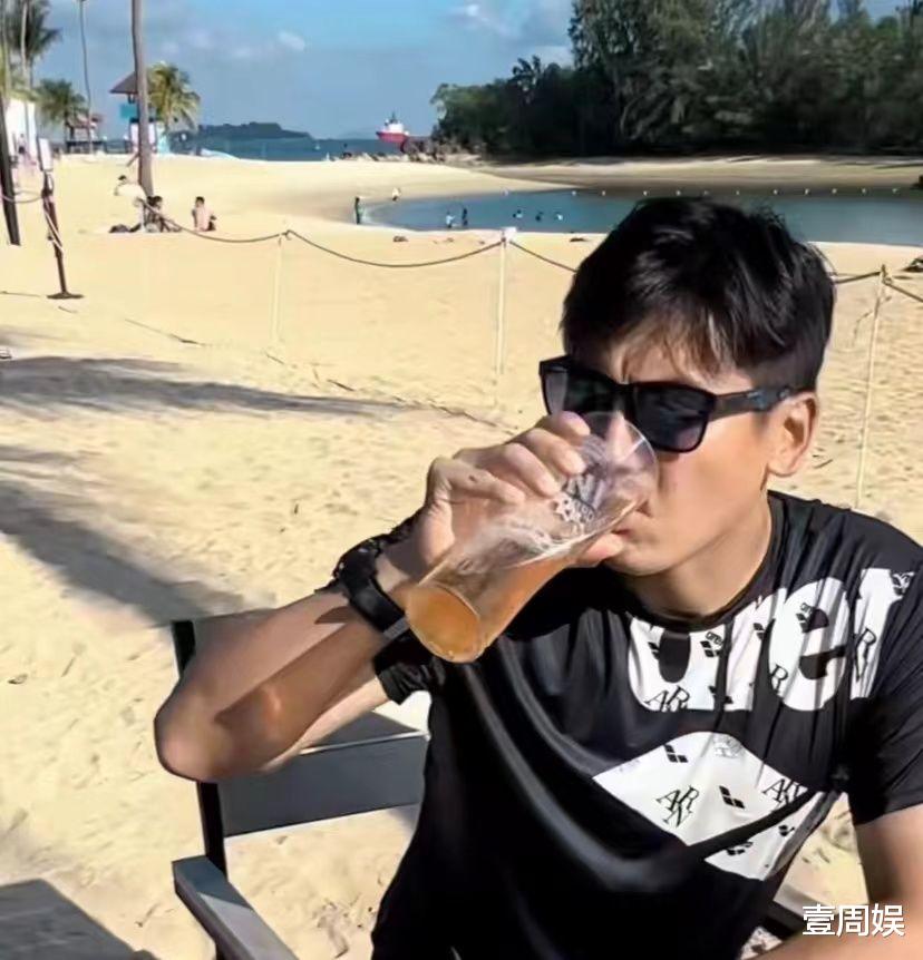 于晓光|于晓光秋瓷炫撇下儿子，在新加坡享受二人世界，皮肤晒黑一圈！