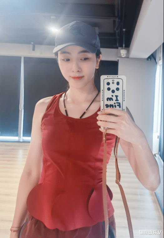 李思思|央视美女主持李思思近照曝光,穿背心浑身是汗,皮肤白皙身材好