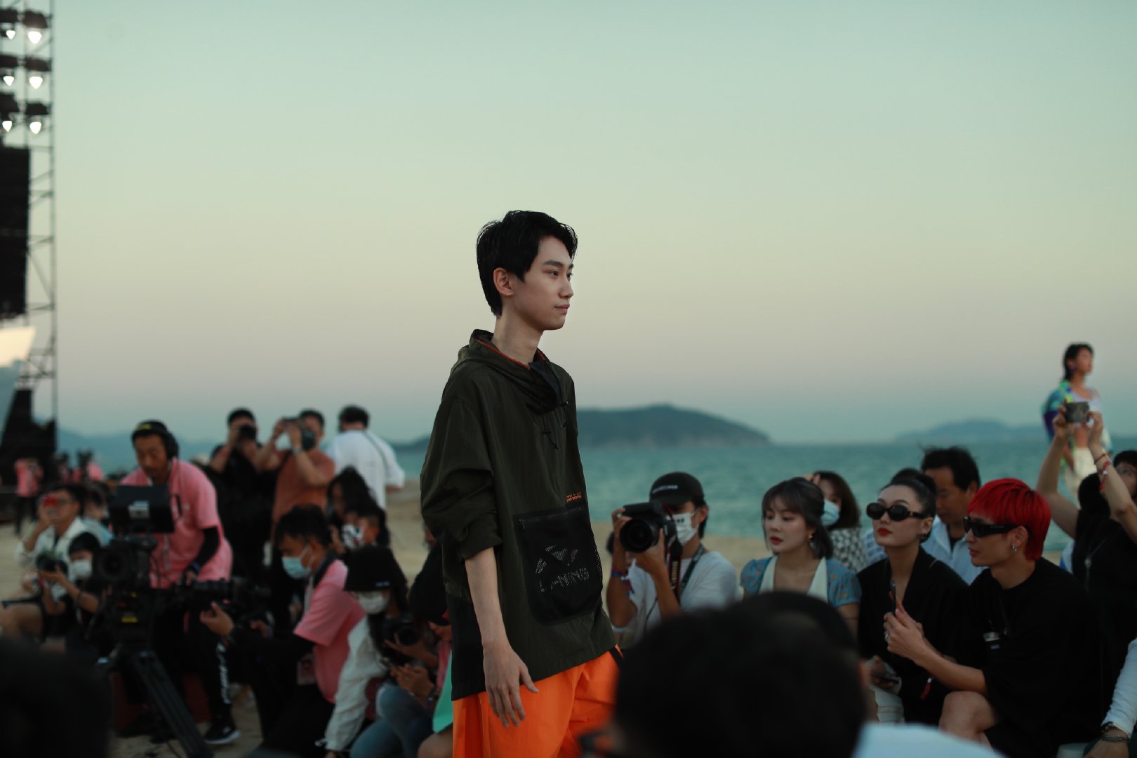 糖小幽|这就是Doinb的牌面?糖小幽陪同李宁总裁观赛,身材却被网友热议