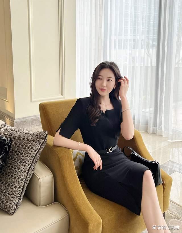 小黑裙|气质精致的方领小黑裙,是职场优雅女人的必备
