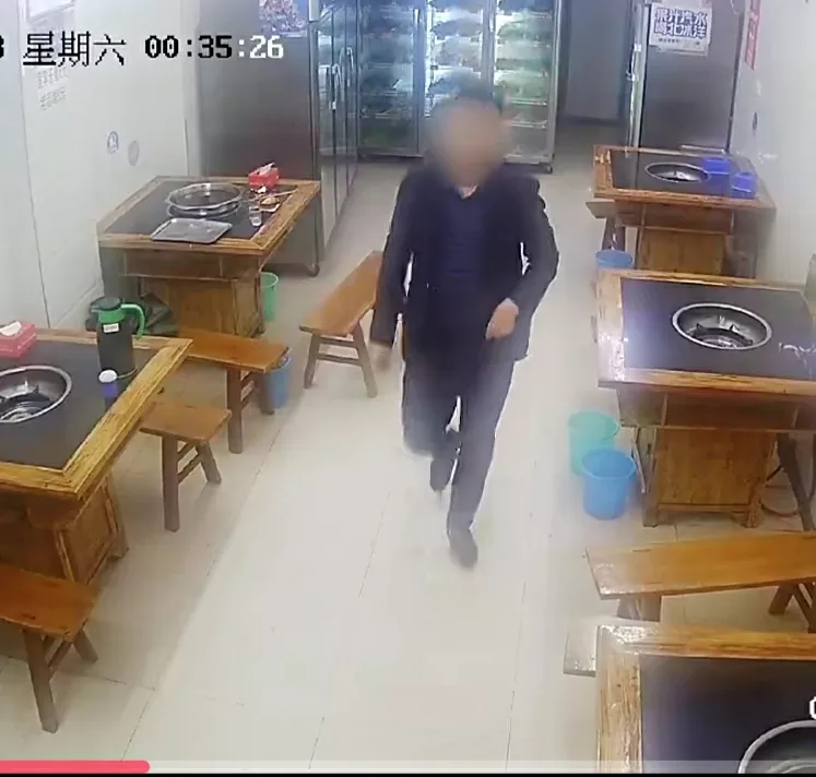 男子吃完串串喝完白酒，总共消费63元，主动叫老板结帐，不料过后的做法让老板又气又好笑