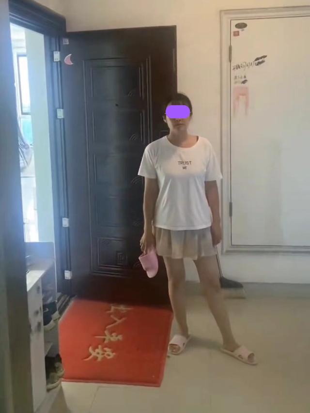 女子看到丈夫替女邻居提西瓜,拿拖鞋在电梯口等,丈夫:大度一点