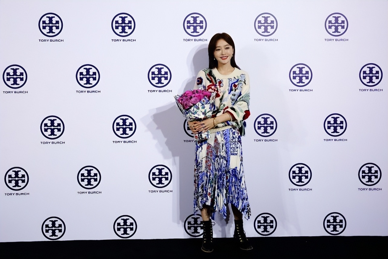 秦岚|秦岚的穿搭太年轻了，花里胡哨的裙子也敢穿，看着好年轻啊