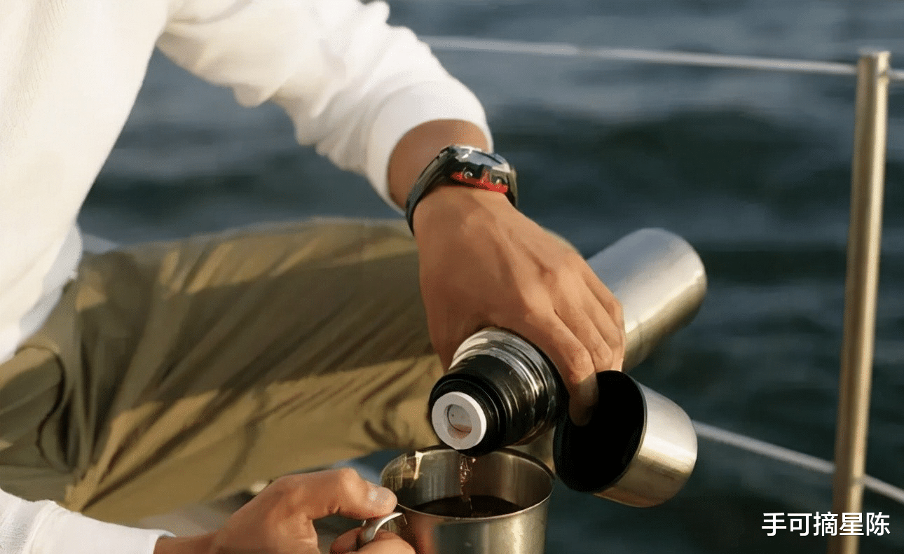 “夺命保温杯”屡次遭央视曝光,热水变“毒水”,大家应警惕对待