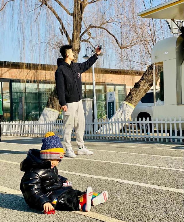 斯奈德|国羽亚锦赛打响，老将谌龙晒近照，携老婆孩子甜蜜出游，超幸福