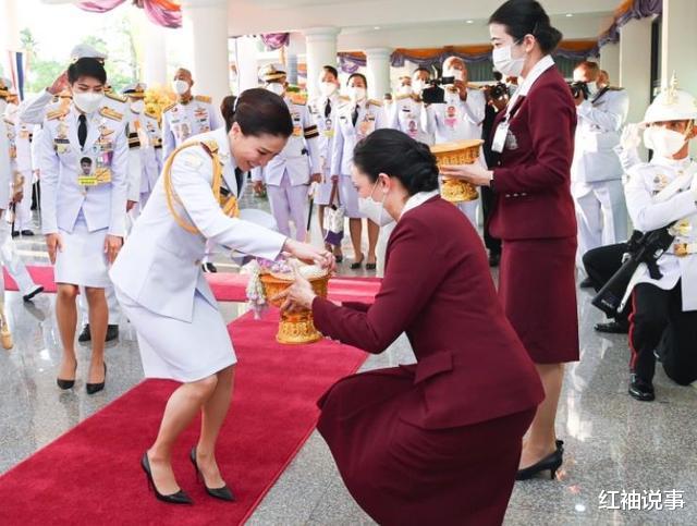 苏提达|44岁苏提达睫毛绝了，高清镜头下纤长卷翘，低头垂眸间宛如芭比