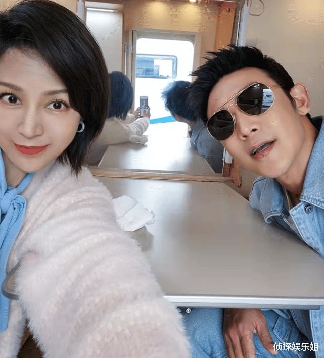 |陆毅夫妇甜蜜约会，鲍蕾嘟嘴卖萌超少女，结婚16年被老公宠成公主