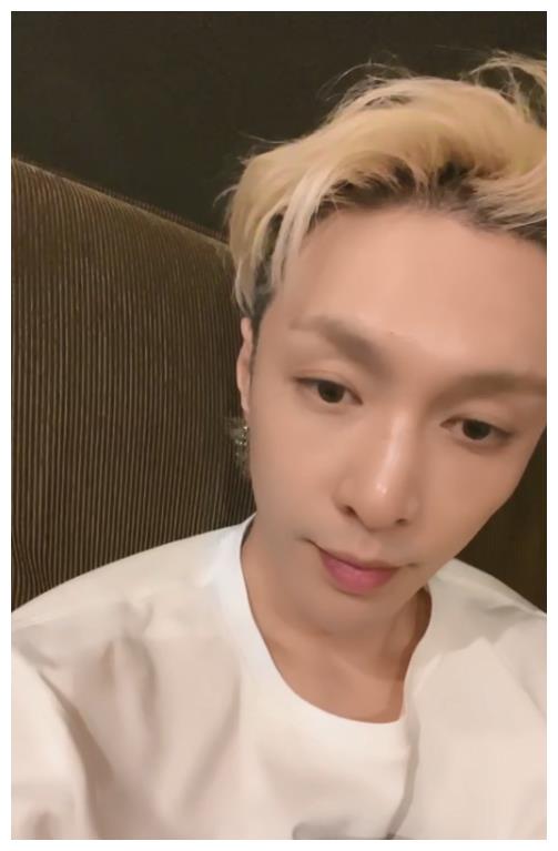 张艺兴|张艺兴：百忙之中开直播，一心扑在工作上“每天吃3盒曲奇饼干”