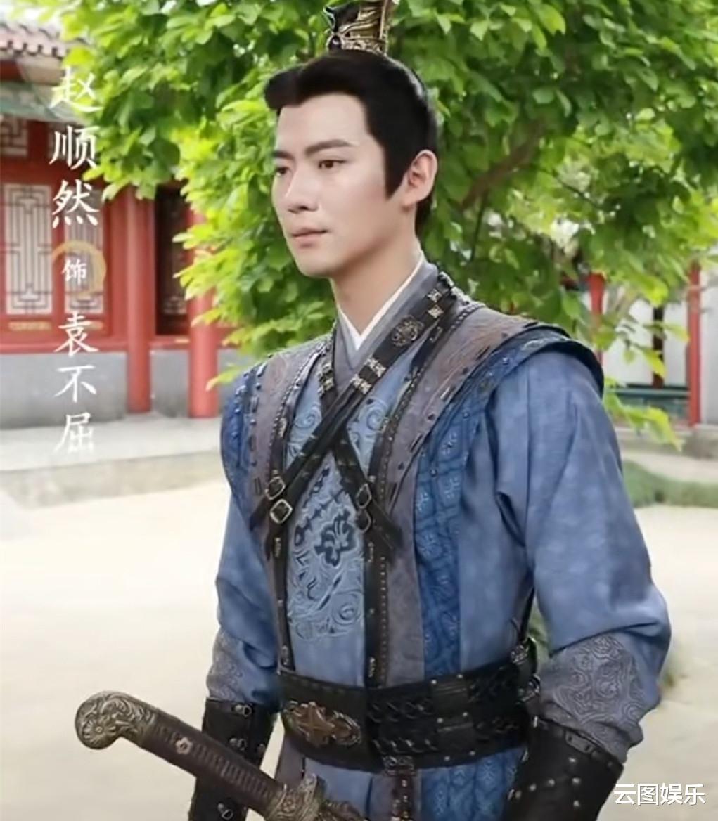 谢兰|谢兰一家三口出游!60岁师小红身材仍健硕,10岁儿子像极了爸爸