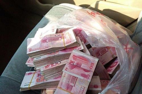|领导问：捡了钱包有3万，失主说5万，怎么办？高情商的员工这样答
