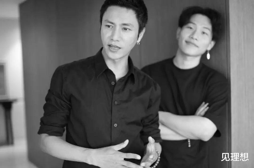 陈坤|陈坤20岁儿子帅到认不出,五官越来越像爸爸,国外搞艺术创作!