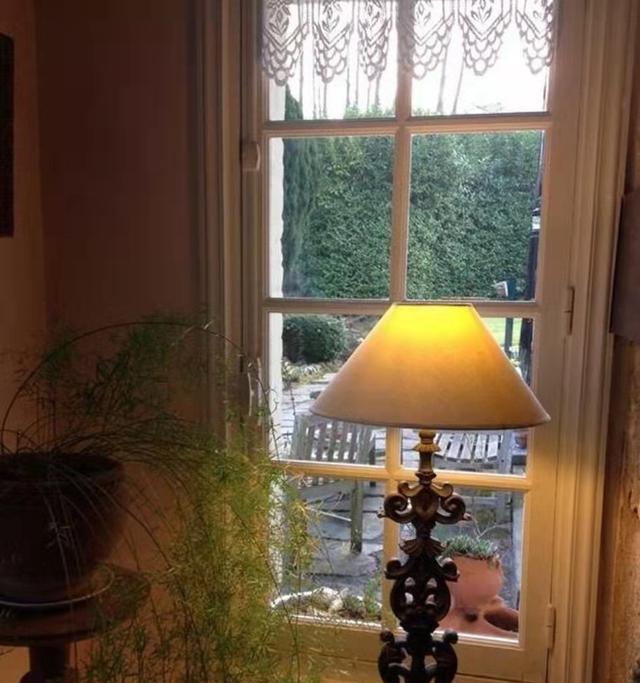 参观袁立现实的豪宅,卧室装了三角形吊顶,住着太奇怪了