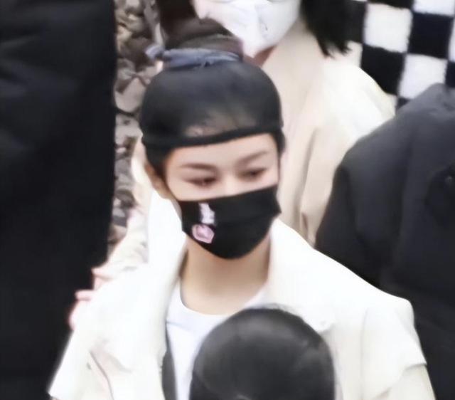 杨紫|排场大？杨紫新剧路透曝光疑耍大牌，4个助理忙背包搀扶打伞提裙摆