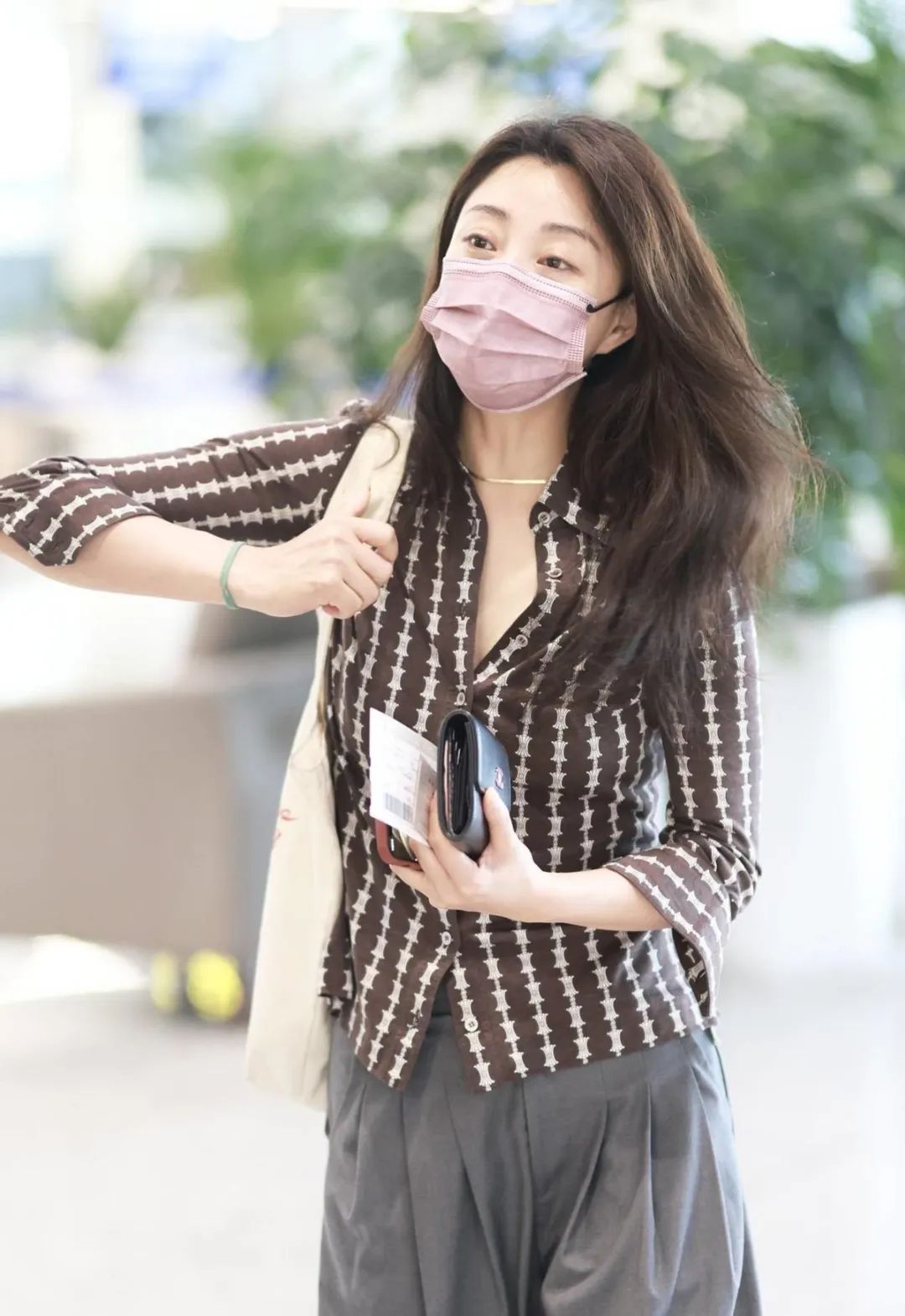 殷桃的42岁也太美好了！老土俗气的大妈衬衫，她穿都高级了