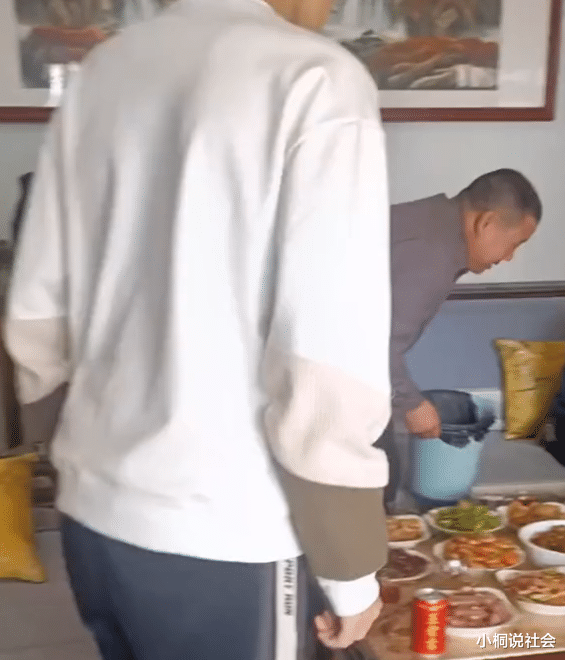 山东一女生第1次带男朋友回家,家人准备近30道菜品摆满整桌