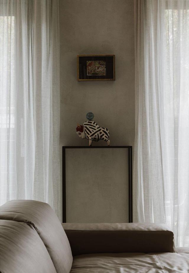 所有房间都灰色与米色，柔和色调，自然质感，塑造高级感的家住宅