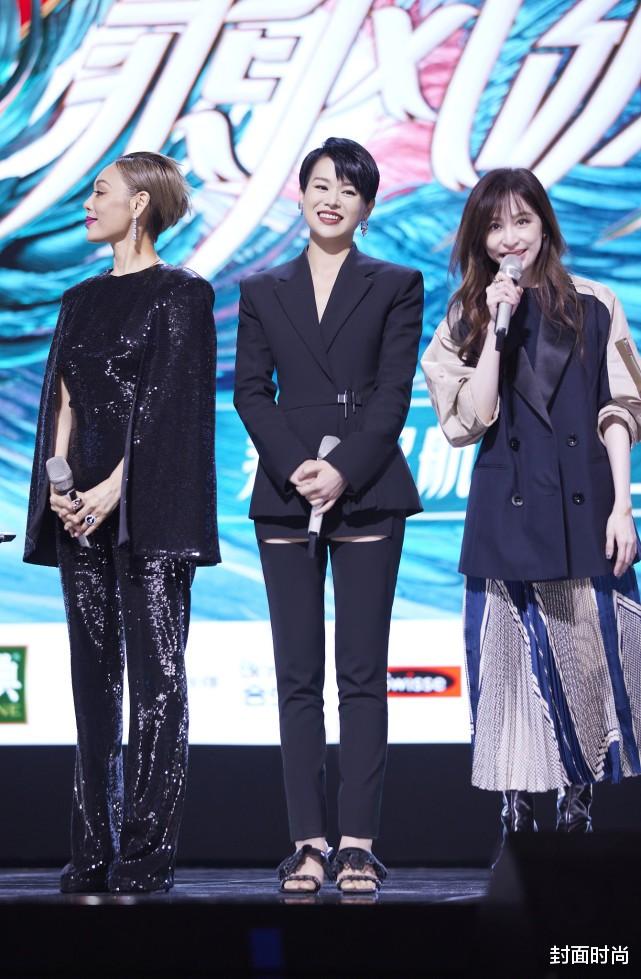 教练 短发的胡杏儿美出新高度，西装拼接褶皱边，裙裤腿根镂空挺大胆