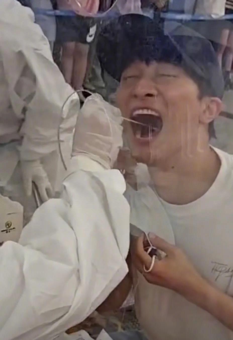 周深|上热搜!周深照片被核酸亭作为张嘴示范!一起来学学
