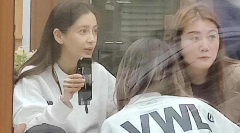 当红女星|Baby化妆间里吃火锅！辣椒直接倒锅里太豪放，撑到解开裙子拉链