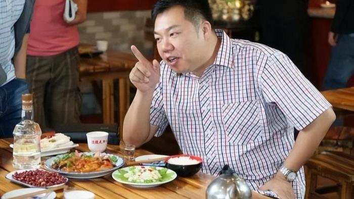 李大嘴帮村民卖桃赚1块钱差价，却被说吃回扣，最后桃烂了都没人要