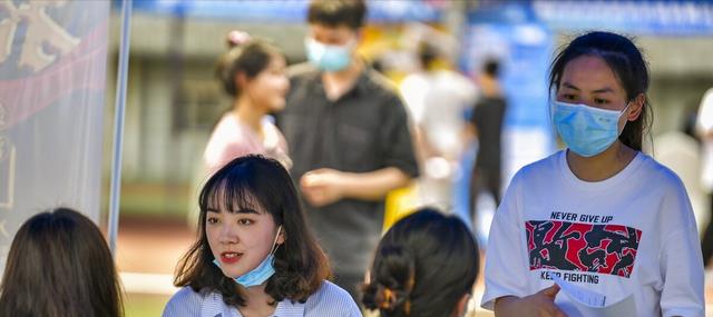 人力资源|“没文化真可怕”，HR要本科生提供大专证，一句话把求职者问懵了