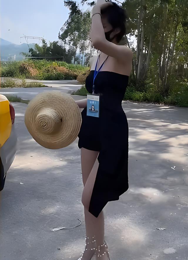 纪实:年轻女子做驾校教练,穿着清凉认真教学,学员:不愿意离开