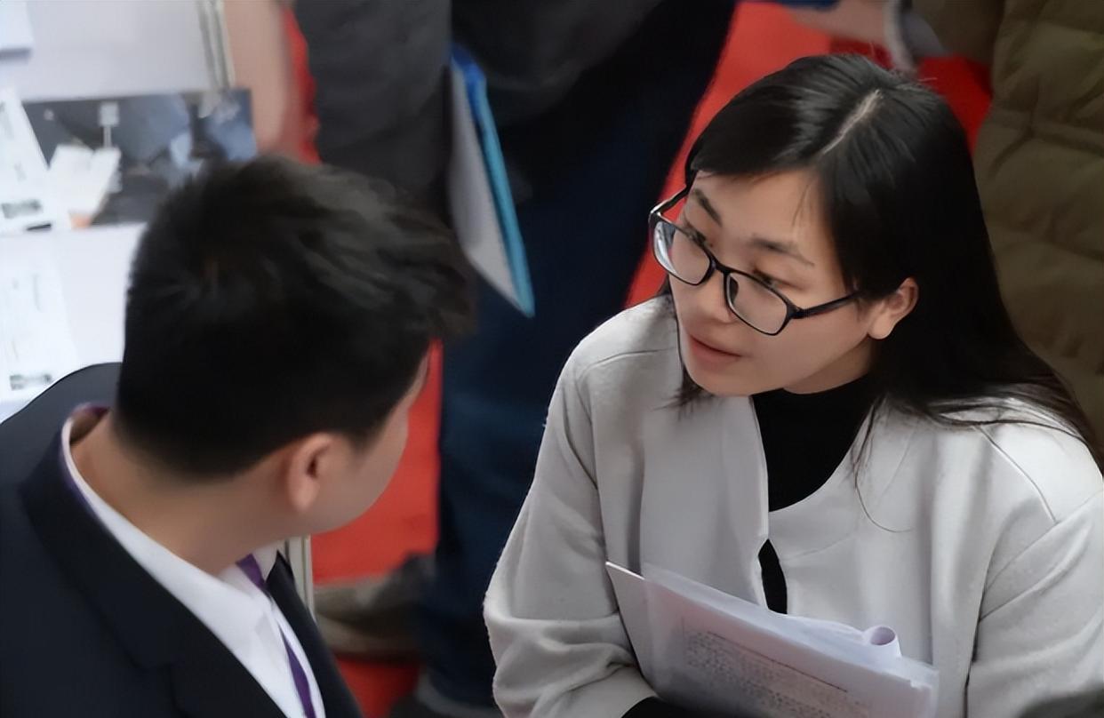 大学生|清华大学公开招聘，学历门槛高但要求少，心动的大学生要做好准备