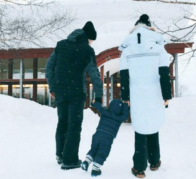 Angelababy|黄晓明深夜卡点为小海绵庆生，杨颖举动令人不安，网友：真离了？