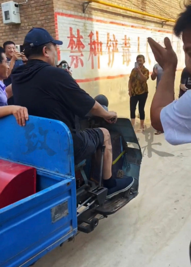 毕福剑|毕福剑复出录节目,种地开拖拉机引围观,笑容亲切超接地气