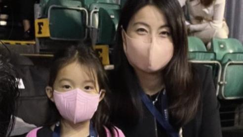 郭晶晶|霍启刚携家人看球赛，儿子穿校服好帅气，女儿气质温婉像郭晶晶