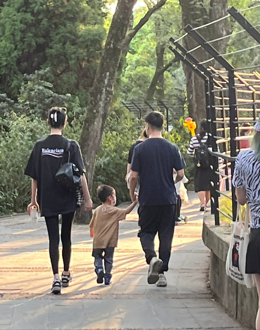 何猷君|奚梦瑶何猷君三口同框，儿子身材纤细像妈妈，并排走在人群中惹眼
