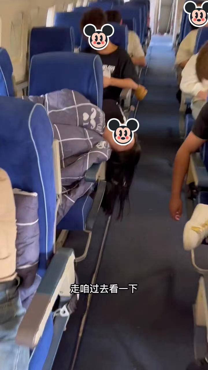 女子在飞机上打呼噜似猪叫,男子把她唤醒:太吵了