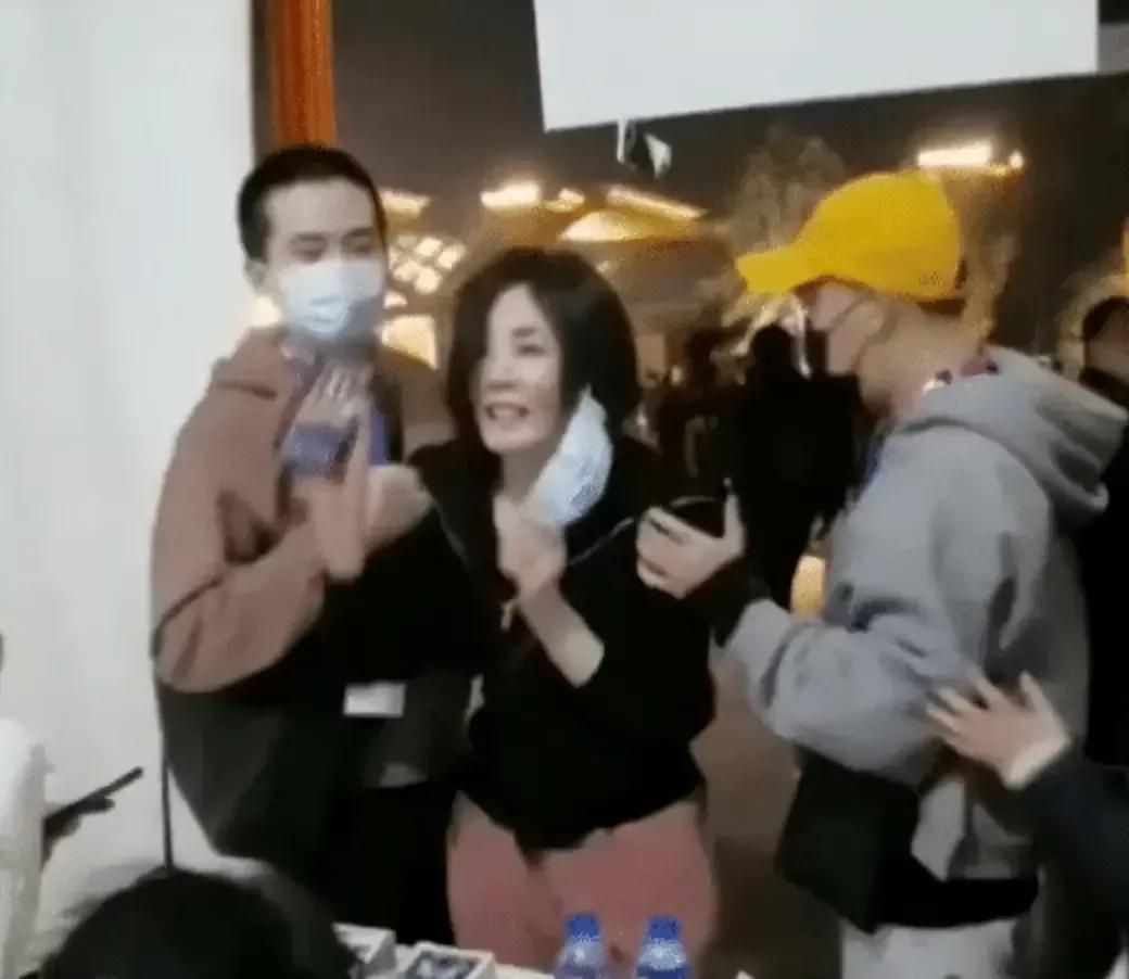 王菲|王菲谢霆锋被曝分手,女方携小鲜肉出行,网友想看锋芝世纪复合