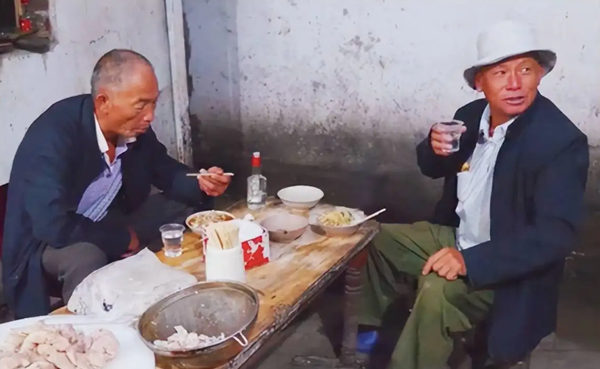 湖北72岁老农，30年来每天早晨都要喝2两酒，如今老了身体咋样？