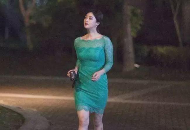 蒋欣|黄晓明离婚1个月后，新恋情曝光登上热搜！网友集体祝福！