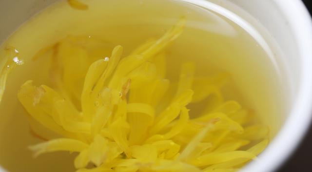 高校 40岁宝妈皮肤水润似少女，自述：常饮4款“美容水”，你也可以