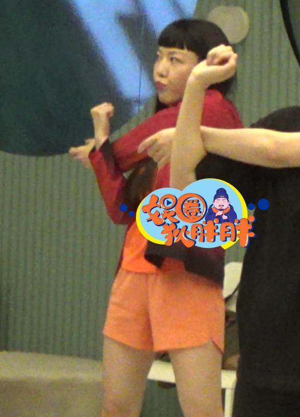 吴莫愁|吴莫愁现身《乘风破浪》训练室跟随教练热身练舞很认真