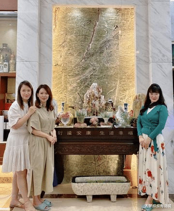 陈少霞|陈少霞失婚沦低收入，再婚32亿富豪现况曝！“戴翡翠戒指”同框贵妇